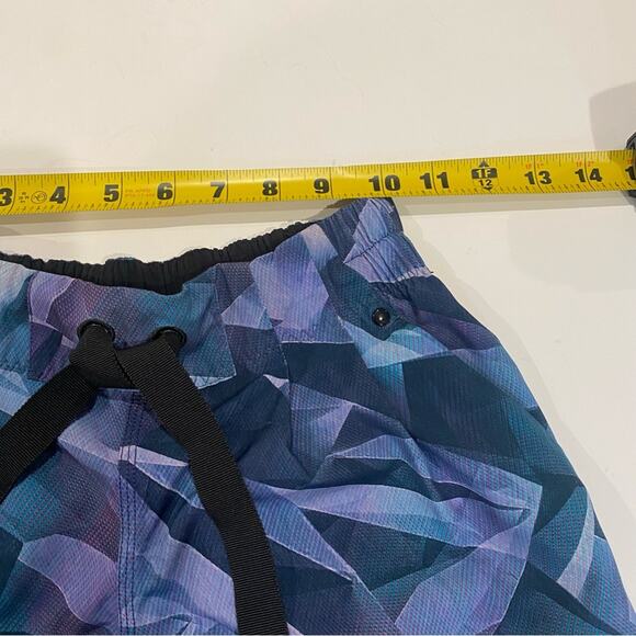 LULULEMON Spring Break Away Short in Pretty Prism Multi Size 2 - Picture 6 of 7